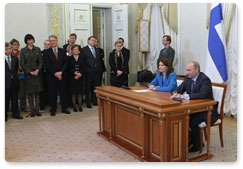 Russian Prime Minister Vladimir Putin and Finnish Prime Minister Mari Kiviniemi hold news  conference after talks