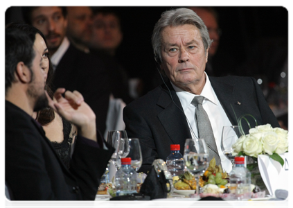 Alain Delon at an international charity concert in St. Petersburg, organized in  support of Russia’s efforts to combat childhood cancer and eye disease|10 december, 2010|23:09
