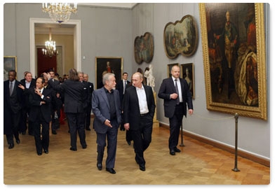 Prime Minister Vladimir Putin invited charity concert attendees to visit the Russian Museum yesterday evening