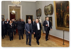 Prime Minister Vladimir Putin invited charity concert attendees to visit the Russian Museum yesterday evening