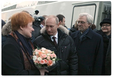 Vladimir Putin and Finnish President Tarja Halonen meet in Vyborg and depart for St Petersburg in the first Allegro high-speed express train, which brought Ms Halonen from Helsinki