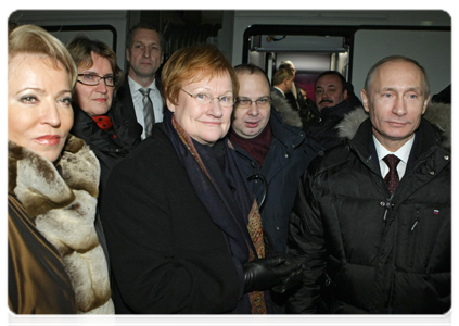 Prime Minister Vladimir Putin and Finnish President Tarja Halonen upon arriving in St Petersburg on the new Allegro high-speed train|12 december, 2010|18:51