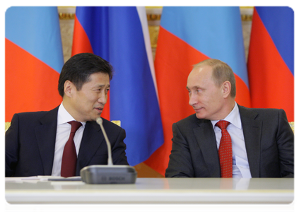 Prime Minister Vladimir Putin and Mongolian Prime Minister Sükhbaataryn Batbold making press statements following the signing of bilateral agreements|14 december, 2010|19:06