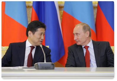 По окончании церемонии подписания российско-монгольских документов В.В.Путин и С.Батболд выступили с заявлениями для представителей СМИ