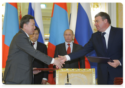 По итогам переговоров В.В.Путина и С.Батболда было принято совместное коммюнике. Также в присутствии глав Правительств России и Монголии был подписан ряд совместных документов|14 декабря, 2010|19:18
