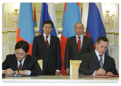 По итогам переговоров В.В.Путина и С.Батболда было принято совместное коммюнике. Также в присутствии глав Правительств России и Монголии был подписан ряд совместных документов|14 декабря, 2010|19:20