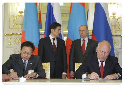 По итогам переговоров В.В.Путина и С.Батболда было принято совместное коммюнике. Также в присутствии глав Правительств России и Монголии был подписан ряд совместных документов|14 декабря, 2010|19:30