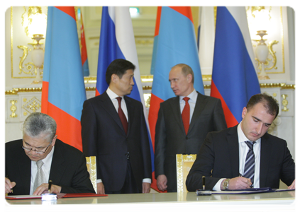 По итогам переговоров В.В.Путина и С.Батболда было принято совместное коммюнике. Также в присутствии глав Правительств России и Монголии был подписан ряд совместных документов|14 декабря, 2010|19:34