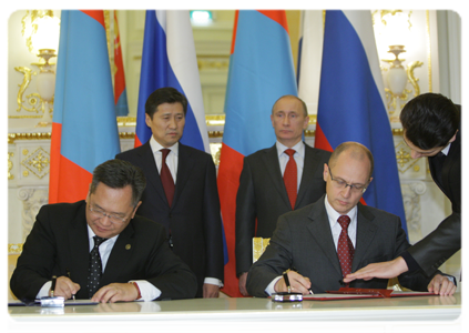 По итогам переговоров В.В.Путина и С.Батболда было принято совместное коммюнике. Также в присутствии глав Правительств России и Монголии был подписан ряд совместных документов|14 декабря, 2010|19:39