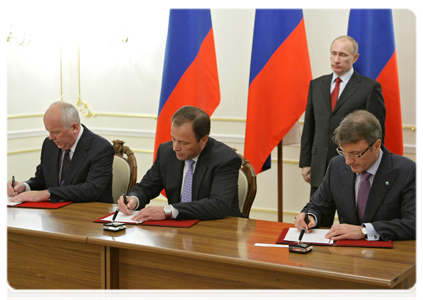 Prime Minister Vladimir Putin attending the signing of a Memorandum of Understanding by Sberbank, Russian Technologies state corporation, and AvtoVAZ|17 december, 2010|16:20