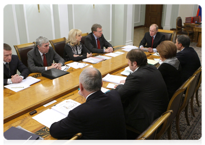 Prime Minister Vladimir Putin chairs a meeting to discuss the construction, commissioning and operation of high-tech federal medical centres and perinatal clinics|17 december, 2010|17:07