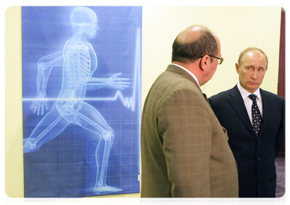 Prime Minister Vladimir Putin visiting the Zelenograd Innovation and Technology Centre, where he familiarises himself with a variety of projects and studies in the fields of medicine, the humanities and energy efficiency|20 december, 2010|16:39