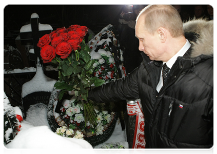Председатель Правительства Российской Федерации В.В.Путин возложил цветы к могиле болельщика «Спартака» Егора Свиридова|21 декабря, 2010|19:09