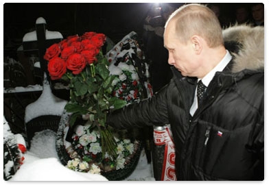 Vladimir Putin places flowers on the grave of Spartak fan Yegor Sviridov