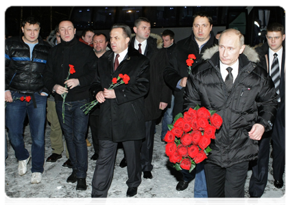 Председатель Правительства Российской Федерации В.В.Путин возложил цветы к могиле болельщика «Спартака» Егора Свиридова|21 декабря, 2010|19:26