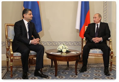 Prime Minister Vladimir Putin meets with Armenian Prime Minister Tigran Sargsyan in St Petersburg