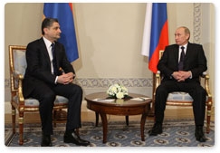 Prime Minister Vladimir Putin meets with Armenian Prime Minister Tigran Sargsyan in St Petersburg