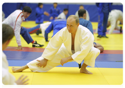 Prime Minister Vladimir Putin taking part in a practice for Russian wrestlers and martial artists during a visit to the Moskovsky sports and fitness centre in St Petersburg|22 december, 2010|20:12