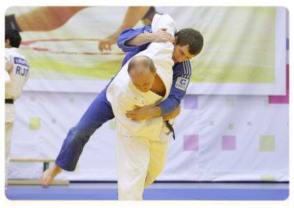 Prime Minister Vladimir Putin taking part in a practice for Russian wrestlers and martial artists during a visit to the Moskovsky sports and fitness centre in St Petersburg|22 december, 2010|20:12