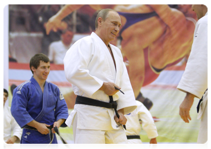 Prime Minister Vladimir Putin taking part in a practice for Russian wrestlers and martial artists during a visit to the Moskovsky sports and fitness centre in St Petersburg|22 december, 2010|20:12