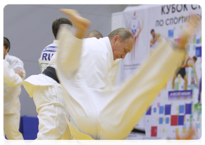 Prime Minister Vladimir Putin taking part in a practice for Russian wrestlers and martial artists during a visit to the Moskovsky sports and fitness centre in St Petersburg|22 december, 2010|20:12