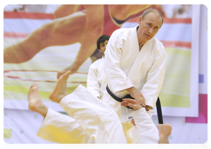 Prime Minister Vladimir Putin taking part in a practice for Russian wrestlers and martial artists during a visit to the Moskovsky sports and fitness centre in St Petersburg|22 december, 2010|20:12