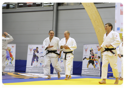 Prime Minister Vladimir Putin taking part in a practice for Russian wrestlers and martial artists during a visit to the Moskovsky sports and fitness centre in St Petersburg|22 december, 2010|22:38