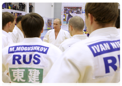 Prime Minister Putin talking with the Russian wrestling team after their training session|22 december, 2010|22:38