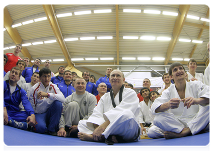 Prime Minister Putin talking with the Russian wrestling team after their training session|22 december, 2010|22:39