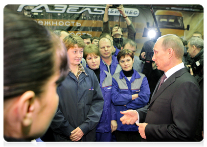 Prime Minister Vladimir Putin talking with the workers during his visit to the GAZ Group|23 december, 2010|18:23