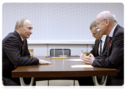 Prime Minister Vladimir Putin meeting with Daimler AG Chairman of the Board Dieter Zetsche at the Gorky Automobile Plant|23 december, 2010|18:55