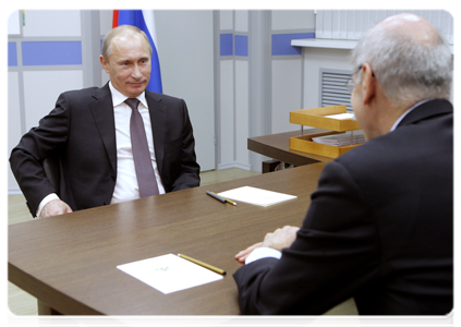 Prime Minister Vladimir Putin meeting with Daimler AG Chairman of the Board Dieter Zetsche at the Gorky Automobile Plant|23 december, 2010|18:55