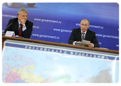 Prime Minister Vladimir Putin and Minister of Industry and Trade Viktor Khristenko at a meeting to review progress in implementing the automobile industry development strategy until 2020|23 december, 2010|19:03