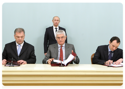 General Electric, Russian Technologies and Inter RAO UES signing a framework agreement to set up joint ventures to manufacture high-tech energy and medical equipment in Russia, Prime Minister Vladimir Putin attending|27 december, 2010|17:30