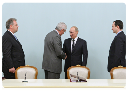 General Electric, Russian Technologies and Inter RAO UES signing a framework agreement to set up joint ventures to manufacture high-tech energy and medical equipment in Russia, Prime Minister Vladimir Putin attending|27 december, 2010|18:14