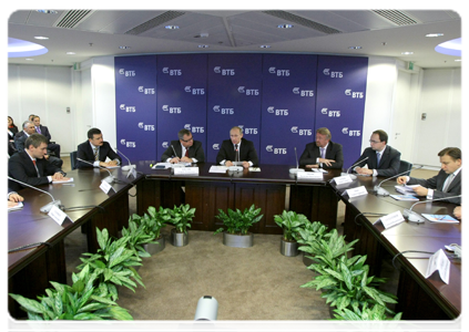 Председатель Правительства Российской Федерации В.В.Путин встретился с руководством банка ВТБ, а также в режиме видеоконференции - с представителями филиалов банка в ряде регионов России и за рубежом|28 декабря, 2010|16:21
