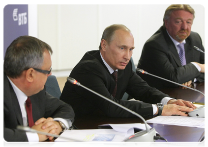 Председатель Правительства Российской Федерации В.В.Путин встретился с руководством банка ВТБ, а также - в режиме видеоконференции - с представителями филиалов банка в ряде регионов России и за рубежом|28 декабря, 2010|16:21