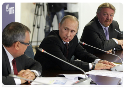 Председатель Правительства Российской Федерации В.В.Путин встретился с руководством банка ВТБ, а также - в режиме видеоконференции - с представителями филиалов банка в ряде регионов России и за рубежом|28 декабря, 2010|16:40