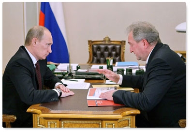 Prime Minister Vladimir Putin meets with Smolensk Region Governor Sergei Antufyev