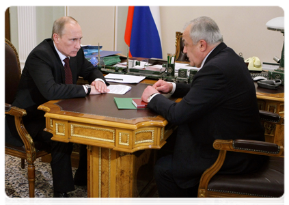 Prime Minister Vladimir Putin meeting with head of the Republic of North Ossetia-Alania Taimuraz Mamsurov|28 december, 2010|19:35