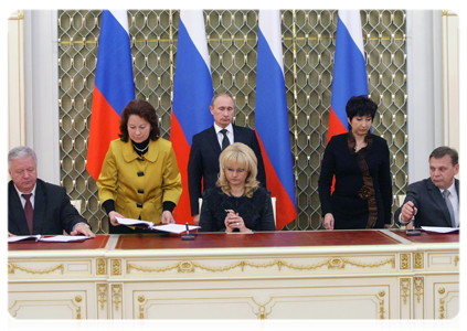 Prime Minister Vladimir Putin attending the signing ceremony for the general agreement between trade unions, employer associations and the government for 2011-2013|29 december, 2010|15:32