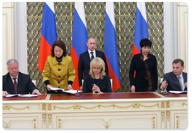 Prime Minister Vladimir Putin attends the signing ceremony for the general agreement between the national associations of trade unions and employers and the Russian government for 2011-2013