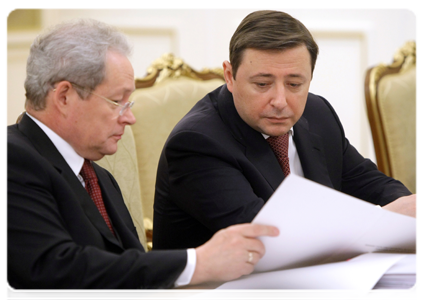 Minister of Regional Development Viktor Basargin and Deputy Prime Minister and the President's plenipotentiary representative in the North Caucasus Federal District Alexander Khloponin at a meeting of the Government Presidium|29 december, 2010|16:36