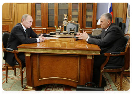 Prime Minister Vladimir Putin meeting with Sakhalin Region Governor Alexander Khoroshavin|29 december, 2010|19:29