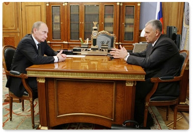 Prime Minister Vladimir Putin meets with Sakhalin Region Governor Alexander Khoroshavin