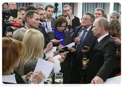 В.В.Путин в пресс-центре Дома Правительства поздравил журналистов правительственного пула с Новым годом и ответил на их вопросы|29 декабря, 2010|21:47