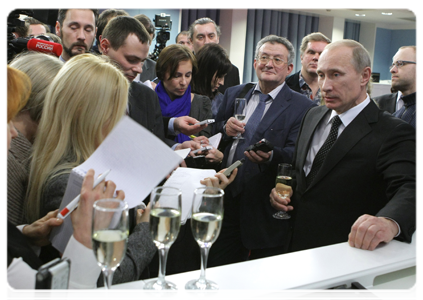 В.В.Путин в пресс-центре Дома Правительства поздравил журналистов правительственного пула с Новым годом и ответил на их вопросы|29 декабря, 2010|21:48