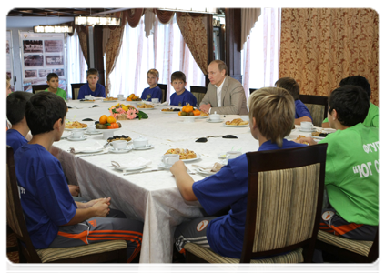 Prime Minister Vladimir Putin meeting with boys from the football team Zhemchuzhina during his visit to the Yug Sport training ground in Sochi|3 december, 2010|15:59