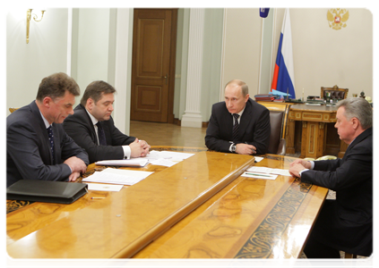 Prime Minister Vladimir Putin meeting with Moscow Region Governor Boris Gromov, Minister of Energy Sergei Shmatko and IDGC Holding’s Director General Nikolai Shvets|31 december, 2010|18:35