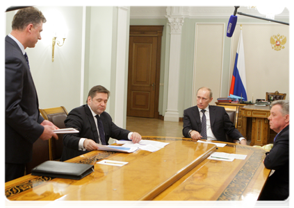 Prime Minister Vladimir Putin meeting with Moscow Region Governor Boris Gromov, Minister of Energy Sergei Shmatko and IDGC Holding’s Director General Nikolai Shvets|31 december, 2010|18:35